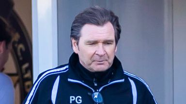 غرينوك ، اسكتلندا - 24 أبريل: كان مدرب ألوفا بيتر جرانت على قدم وساق خلال مباراة البطولة الاسكتلندية بين جرينوك مورتون وألوفا أثليتز في 24 أبريل 2021 في جرينوك ، اسكتلندا.  (تصوير Roddy Scott / SNS Group)